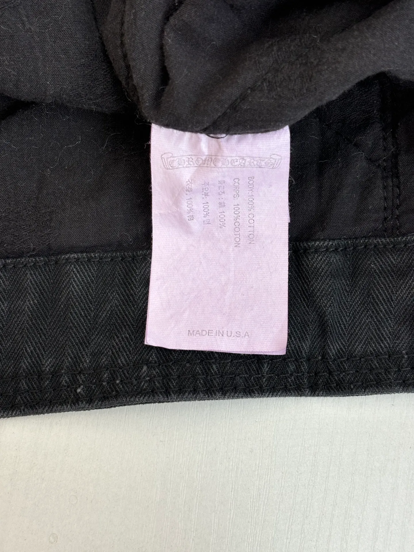 P790 Chrome Hearts*/Chrome Hearts 26Fw new herringbone pattern washed workwear cotton fabric. The main body fabric is made of pure cotton fabric with herringbone pattern woven according to YB. It has a three-dimensional crisp effect. The lining is made of jacquard pure cotton fabric. Minimum order. Ready-made garments are washed. Natural gray effect (Chehao garments stayed in the washing factory for a month and finally the effect was perfect). Due to the difficulty of washing, the scrap rate is extremely high and treasure the spot. The x neckline is cut and cut with genuine sheepskin film, and the molded hardware is aged and oxidized. Size: S/M/L